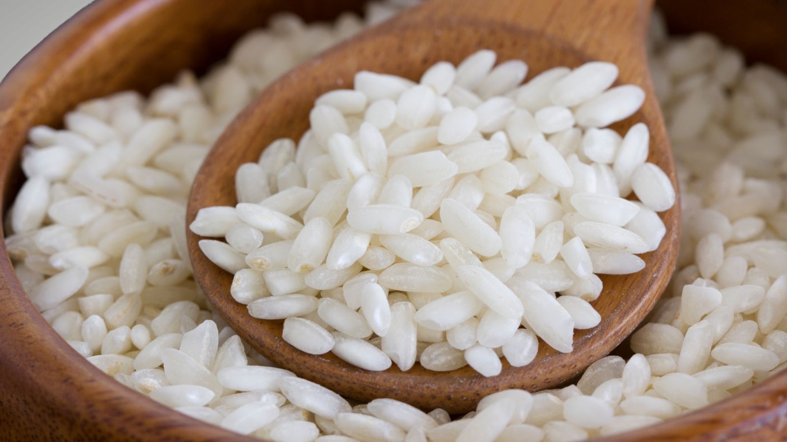 rice for broccoli and king prawn risotto recipe. image of a bowl of rice