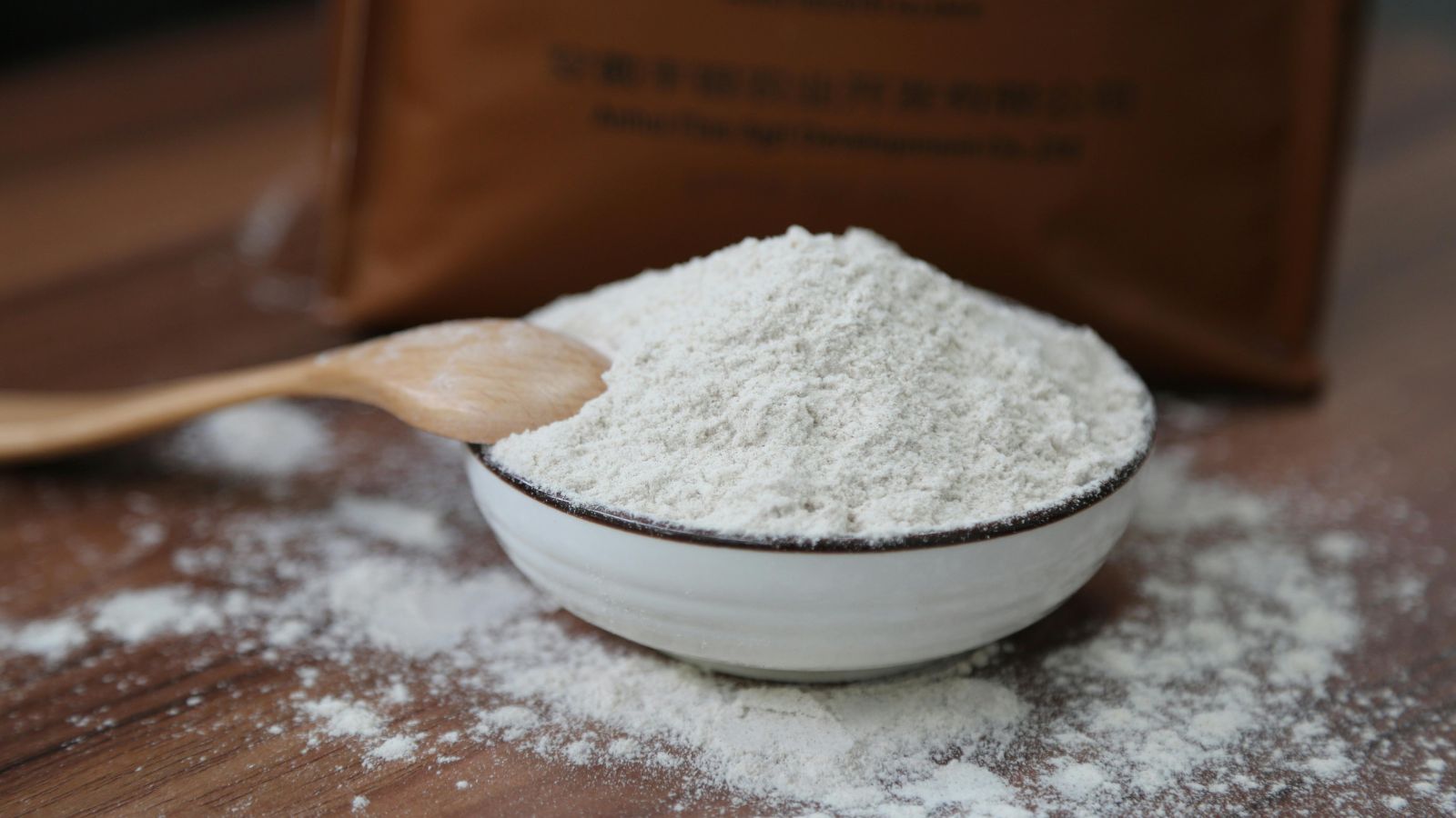 American Pancakes recipe, image of a big bowl of plain flour to illustrate the ingredients of American Pancakes